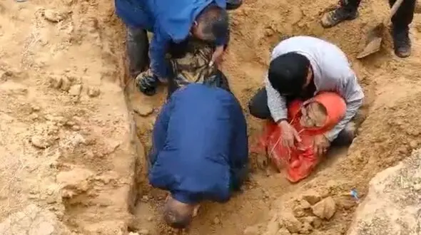فیلم  2 کودک که زنده زنده دفن شده بودند ! + جزییات