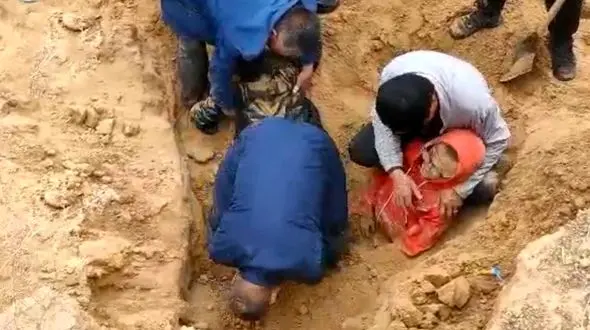 فیلم  2 کودک که زنده زنده دفن شده بودند ! + جزییات