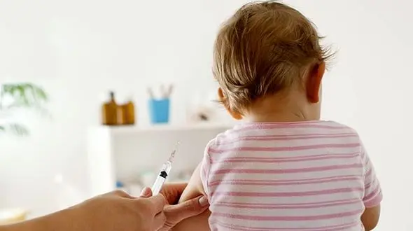 ​محرز: منتقدان واکسن می خواهند به مرگ و میرهای دیفتری و کزار بازگردیم؟  / لاری: پرهیز از واکسیناسیون جان فرزندان را به خطر می اندازد