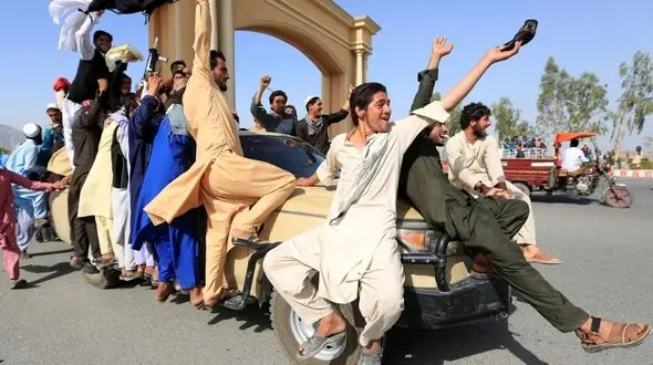 ۳۰ درصد خانوار ایرانی هیچ شاغلی ندارند/ افغانستانی‌ها پول خالص از ایران می برند تا وطنشان را بسازند/ بازگشایی حساب بانکی برای اتباع الزامی است