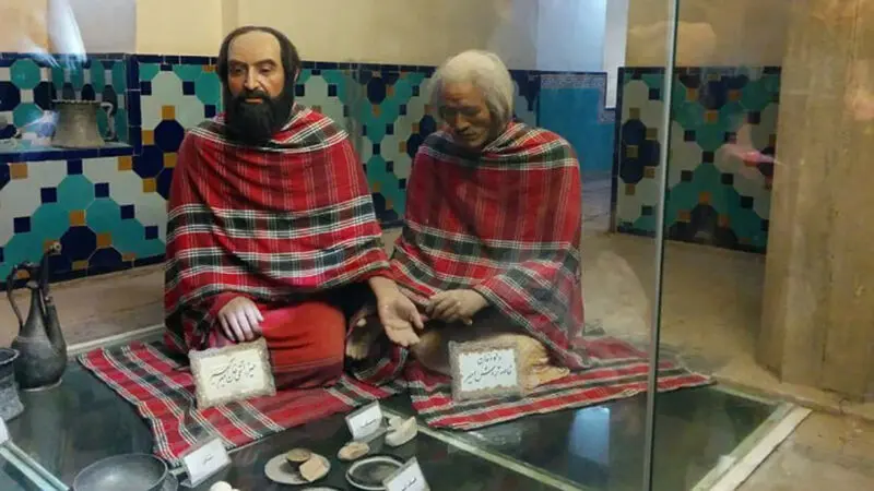  میرزا محمدتقی‌خان فراهانی ملقب به امیرکبیر، نخستین صدراعظم ایران در زمان ناصرالدین‌ سلطان قاجاردر توطئه ای مرگبار در حمام فین کاشان با زدن رگ دستش او را کشتند.