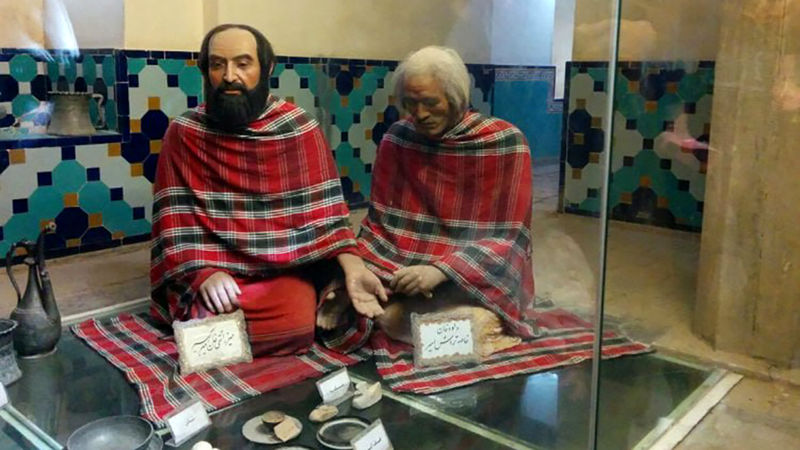  میرزا محمدتقی‌خان فراهانی ملقب به امیرکبیر، نخستین صدراعظم ایران در زمان ناصرالدین‌ سلطان قاجاردر توطئه ای مرگبار در حمام فین کاشان با زدن رگ دستش او را کشتند.
