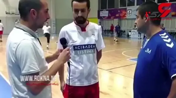 ضربه وحشتناک بازیکن فوتسال به گزارشگر تلویزیون موقع مصاحبه! +فیلم