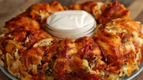 حلقه نان سیر و مرغ با سس آلفردو در کمترین زمان ممکن + فیلم