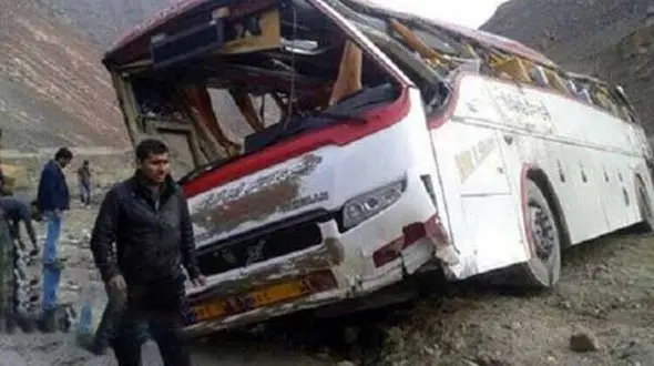واژگونی اتوبوس در یزد با 20 مصدوم