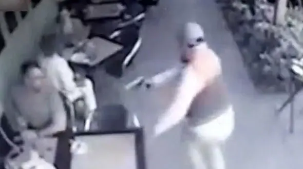 شلیک به مردی که در حال قلیان کشیدن در رستوران بود+ فیلم