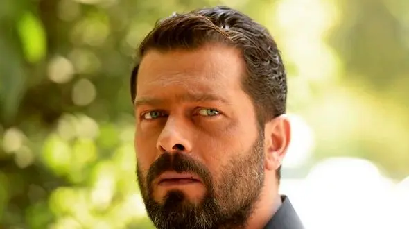 فیلم آواز خوانی باشکوه پژمان بازغی برای لیلا اوتادی و صحرا اسداللهی .../ آدمابا هم و تنها ... هرکدوم یجور معما ...