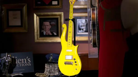 گیتار زرد خواننده معروف حراج شد +عکس 