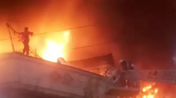  فیلم لحظه نجات مرد تهرانی از شعله های آتش  
