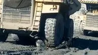 عکس صحنه تکان دهنده در ورزقان / پاترول زیر چرخ های غول آسای دامپتراک خرد شد!
