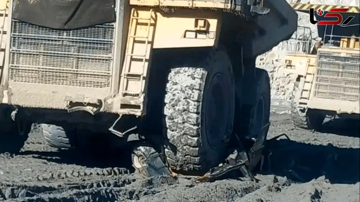 عکس صحنه تکان دهنده در ورزقان / پاترول زیر چرخ های غول آسای دامپتراک خرد شد!