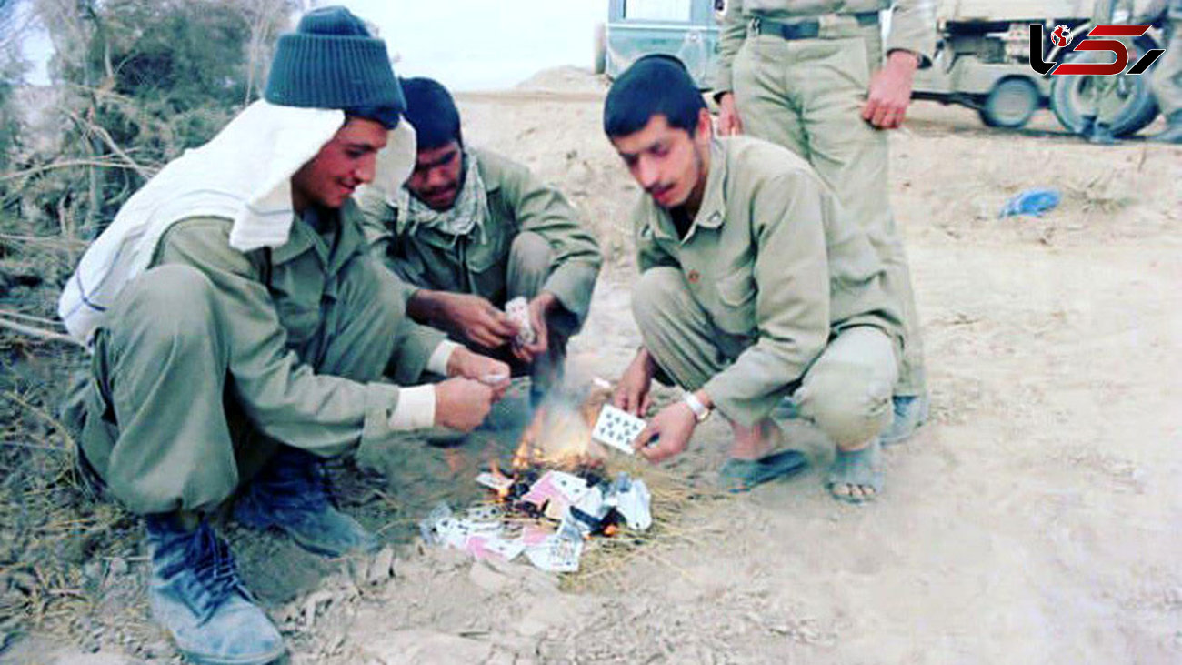 انتشار اولین عکس از سوزاندن وسایل قمار در جبهه ایران و عراق + عکس 