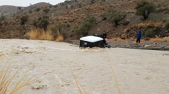 فداکاری ماموران پلیس برای نجات جان زن و شوهر گرفتار در سیل