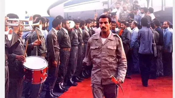 امضای صدام به روی قرآن های اهدایی به اسرای ایرانی