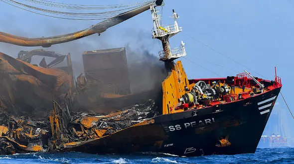 عکس تلخ از غرق شدن کشتی باری 