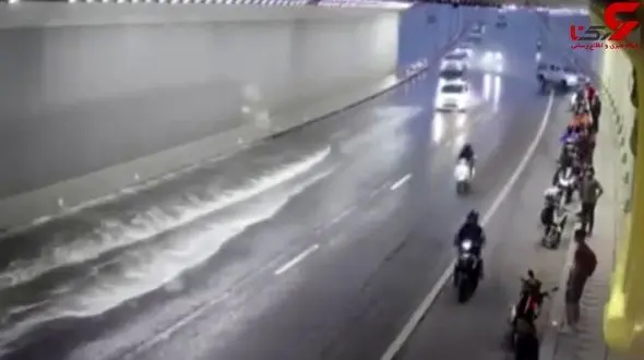 حمله‌ور شدن یک خودروی سواری به عابران کنار خیابان + فیلم