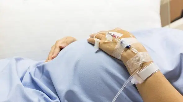 پلیدی با خانم بیمار در کما و تمساح / فیلم گفتگوی تکاندهنده / آمریکا  + فیلم 