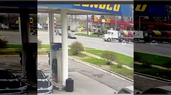 تصادف مرگبار تریلی با خودروی سواری در چهار راه / زن جوان کشته شد + فیلم