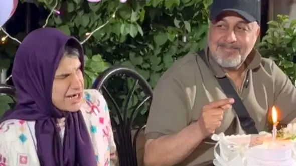 فیلم جشن تولد رضا عطاران در جمع دختران  زیبای مشهدی /  هم وسطشون میرقصه هم کیک صورتش میماله ... / چه کیکی خلاقانه ای ...بدون جوراب و ....