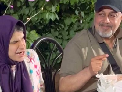 فیلم جشن تولد رضا عطاران در جمع دختران  زیبای مشهدی /  هم وسطشون میرقصه هم کیک صورتش میماله ... / چه کیکی خلاقانه ای ...بدون جوراب و ....
