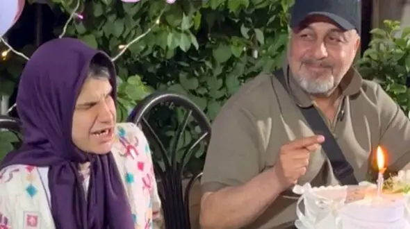 فیلم جشن تولد رضا عطاران در جمع دختران  زیبای مشهدی /  هم وسطشون میرقصه هم کیک صورتش میماله ... / چه کیکی خلاقانه ای ...بدون جوراب و ....