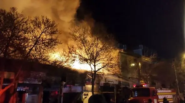 فیلم و جزییات آتش سوزی هولناک در قوچان / آتش نشانان جانشان را کف دستشان گذاشتند