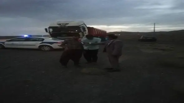 مامور شجاع گشت پلیس راه زرند - راور جان راننده تریلی و شاگردش را نجات داد