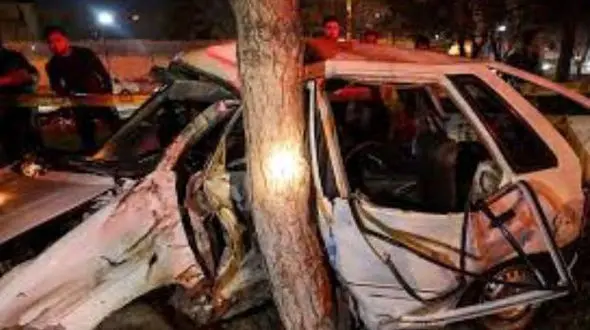 یک کشته در برخورد خودرو با درخت در"شیراز"