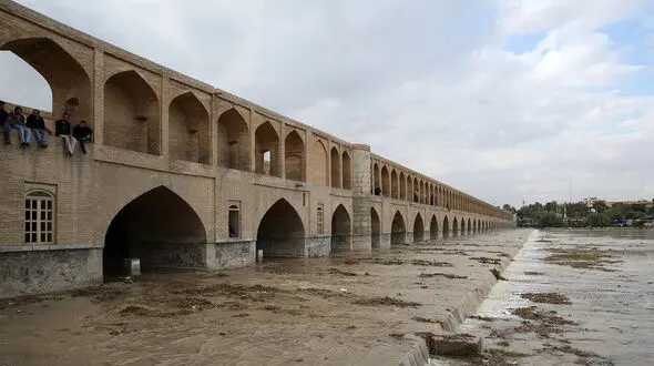 فیلم حیرت انگیز صدها طلسم وجادو در زاینده رود اصفهان ! / اینجا چه خبر است ؟!