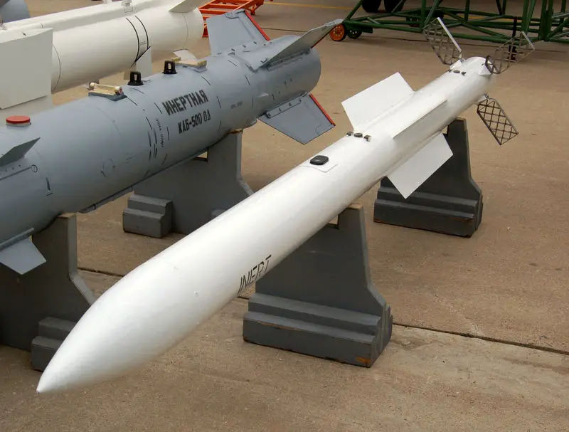 موشک آر-۷۷ام (نام ناتو: AA-12 Adder) – برای درگیری‌های برد متوسط  - بر روی سوخو 35 نصب می شود