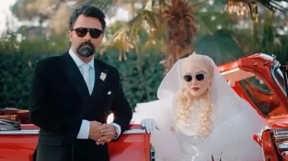 فیلم دیده نشده از پشت صحنه آماده شدن بابک انصاری تازه داماد  آرام جعفری برای مراسم عروسی با شکوهشان