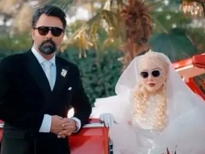 فیلم دیده نشده از پشت صحنه آماده شدن بابک انصاری تازه داماد  آرام جعفری برای مراسم عروسی با شکوهشان