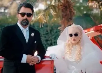 فیلم دیده نشده از پشت صحنه آماده شدن بابک انصاری تازه داماد  آرام جعفری برای مراسم عروسی با شکوهشان