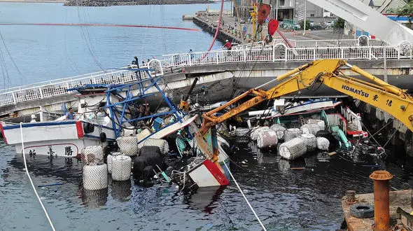 سقوط کامیون حامل اسید در آب/ پل بین ایالت‌های برزیل فرو ریخت