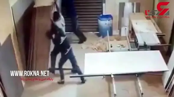 حادثه وحشتناک کاری/ کارگری زیر ورقه‌های ام‌دی‌اف له شد+ فیلم