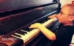 نوازندگی زیبای پیانو توسط پسربچه نابینا+فیلم