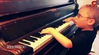 نوازندگی زیبای پیانو توسط پسربچه نابینا+فیلم