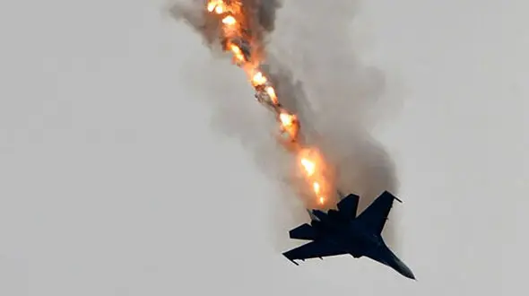 ببینید / اولین فیلم از سقوط یک هواپیما در بزرگراهی در کشور