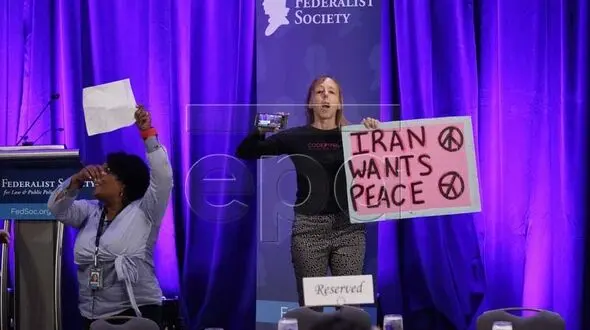 
اخراج معترضی که در سخنرانی بولتون ایران را صلح‌طلب توصیف کرد+ تصاویر
