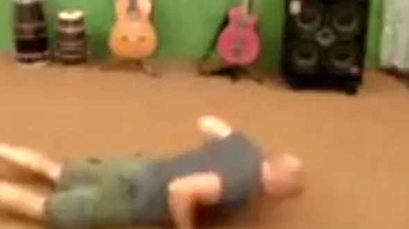 وقتی غذا در گلو گیر کرد چه کنیم؟+فیلم