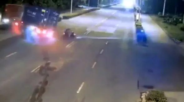 ببینید / واکنش به موقع راننده ترانزیت برای حفظ جان موتور سوار / نفستان بند می آید