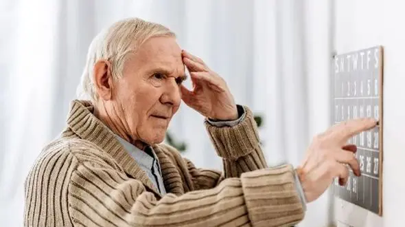 آلزایمر در سالمندان: علائم جدی که نباید نادیده بگیرید