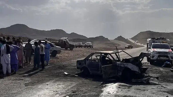 عکس های مرگ آتشین کودک و پدر و مادرش در تصادف شاخ به شاخ / صحنه دردناک در جاده خاش رخ داد
