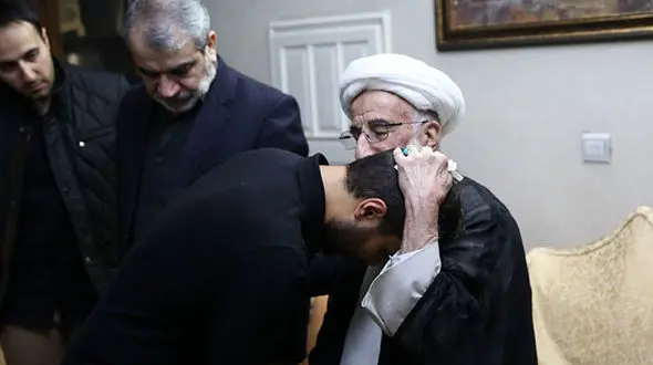 
سوگواری آیت الله جنتی در منزل سردار سلیمانی +عکس
