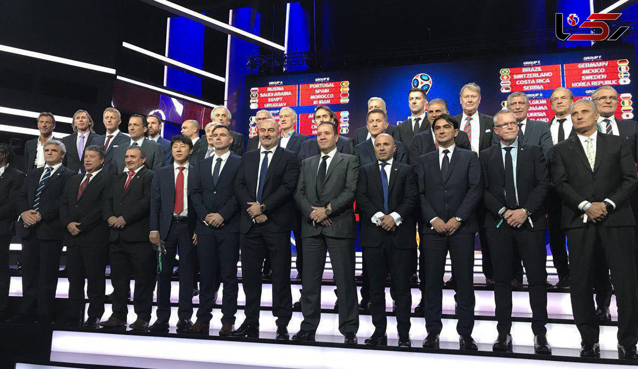 عکس یادگاری ۳۲ مربی جام جهانی ۲۰۱۸ پس از اتمام قرعه‌کشی