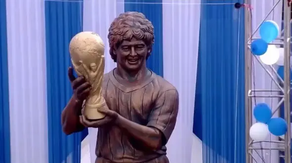 رونمایی از مجسمه ای که قرار بود شبیه مارادونا باشد!+فیلم جالب