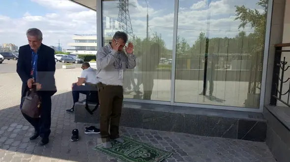 نماز خواندن هواداران ایرانی در روسیه +عکس 