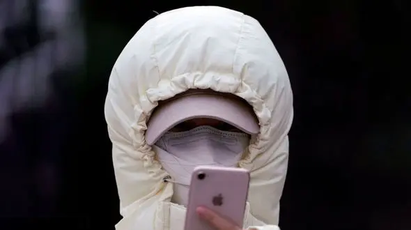 عکس / این زن را ببینید؛ کرونا هم حریف اعتیاد به موبایل نمی‌شود