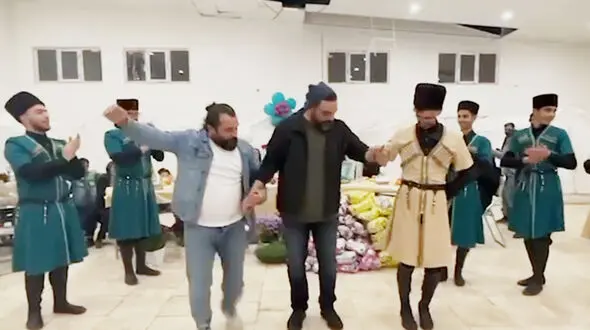 فیلم رقص آذری احسان علیخانی در میان زلزله زدگان خوی / آفرین به این مرد!