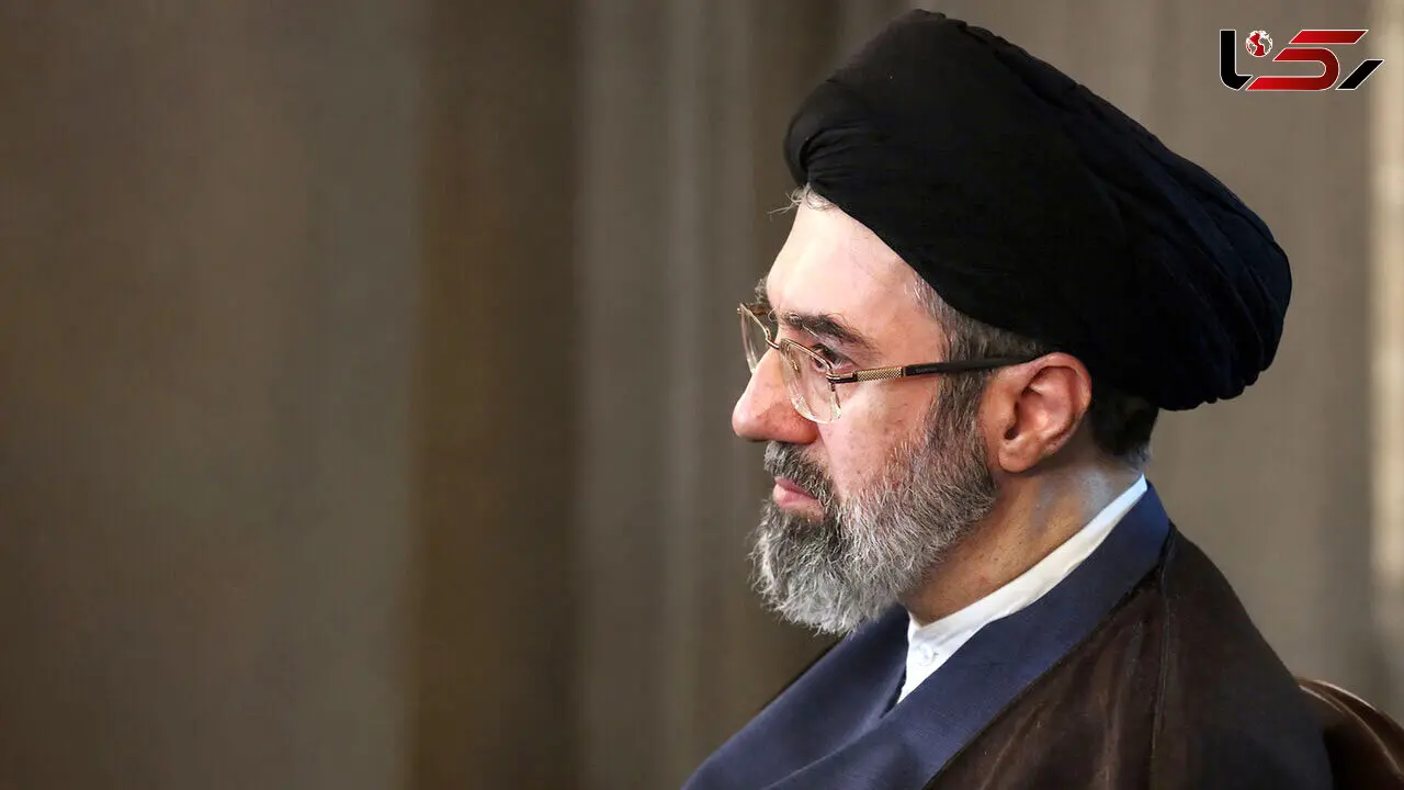 فیلم /  حضور 7 ساعته آیت الله سید مجتبی خامنه ای در مراسم تدفین رهبری شهید /  کاملاً سالم بودند از ساعت 12 شب تا 7 صبح حضور داشتند